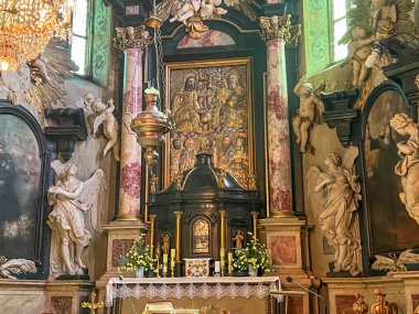 Stary Sacz, Polonya, 4 Ağustos 2024: Stary Sacz 'de Kutsal Üçleme Kilisesi ve Aziz Clara Kilisesi - papaz evi ve sunak.