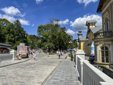 Krynica, Polonya, 4 Ağustos 2024: Polonya 'nın Krynica bölgesindeki ana caddelerden biri.