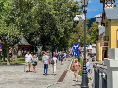 Krynica, Polonya, 4 Ağustos 2024: Polonya 'nın Krynica bölgesindeki ana caddelerden biri.