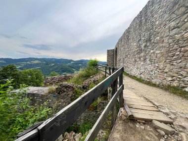 Rytro 'daki Kale Harabeleri, Beskid Sadecki, Polonya.