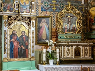 Milik, Polonya, 6 Ağustos 2024: Polonya 'nın Muszyna kenti yakınlarındaki Roma Katolik Kilisesi olan ahşap Lemko kilisesinin içi.