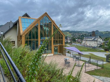 Polonya 'daki Kroscienko nad Dunajcem' deki Işık ve Yaşam Hareketi Merkezi 'nin binasında İntegral Ekoloji Merkezi inşa ediliyor..