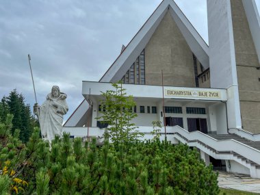 Dunajec Nehri 'ndeki Kroscienko' daki Good Shepherd Kilisesi. Lahitin içinde, Işık-Yaşam Hareketi 'nin kurucusu Peder Franciszek Blachnicki' nin bedeni var..