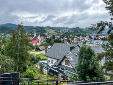 Polonya 'daki Kroscienko' nun Kopia Gorka 'dan İyi Çoban Kilisesi' ne (Işık-Yaşam Hareketi Merkezi 'nden) bakışı).
