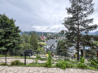 Polonya 'daki Kroscienko' nun Kopia Gorka 'dan İyi Çoban Kilisesi' ne (Işık-Yaşam Hareketi Merkezi 'nden) bakışı).