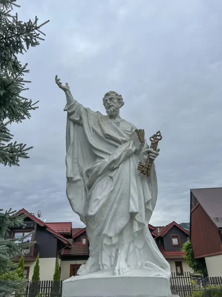 stock image Figure of St. Peter with keys in front of the church of the Good Shepherd in Kroscienko nad Dunajcem in Poland.