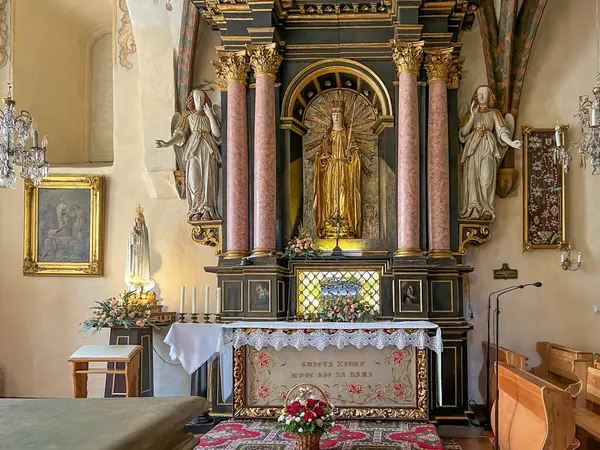 stock image Stary Sacz, Poland, August 4, 2024: Interior of the Church of the Holy Trinity and Saint Clara in Stary Sacz - altar and relics of Saint Kinga in part behind the grate.