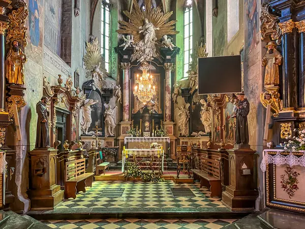 stock image Stary Sacz, Poland, August 4, 2024: Interior of the Church of the Holy Trinity and Saint Clara in Stary Sacz - presbytery and main altar.