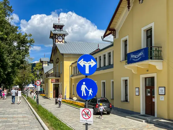 Krynica, Polonya, 4 Ağustos 2024: Polonya 'nın Krynica bölgesindeki ana caddelerden biri.