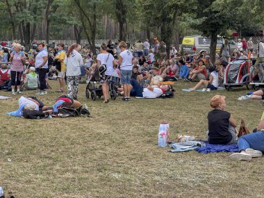 Kalety, Polonya, 2 Ağustos 2024: Rybnik 'ten Czestochowa' ya yürüyüş. Kalety Miotek 'teki kilisenin yanındaki meydanda ayin.