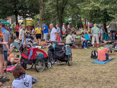 Kalety, Polonya, 2 Ağustos 2024: Rybnik 'ten Czestochowa' ya yürüyüş. Kalety Miotek 'teki kilisenin yanındaki meydanda ayin.