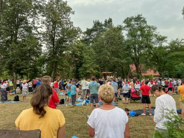 Kalety, Polonya, 2 Ağustos 2024: Rybnik 'ten Czestochowa' ya yürüyüş. Kalety Miotek 'teki kilisenin yanındaki meydanda ayin.