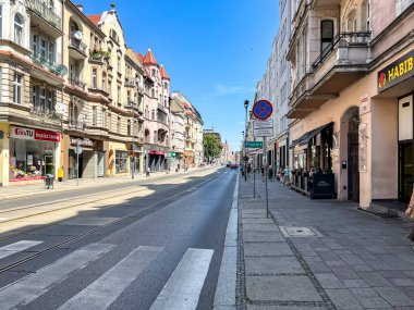 Gliwice, Polonya, 31 Temmuz 2024: Polonya 'nın Zwyciestwa Caddesi' ndeki eski Gliwice kentinin ana caddelerinden biri.