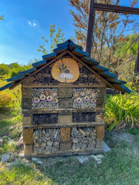 Polonya 'daki Mikoiw yakınlarındaki Sosnia Gora tepesindeki Silezya Botanik Parkı' nda çeşitli böceklerin üretildiği yerler..
