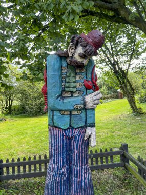 Chodow, Polonya, 30 Temmuz 2024: Chudow, Polonya 'daki şatonun yıkıntıları çevresindeki efsanelerden ve halk hikayelerinden karakterler. Boğucu.