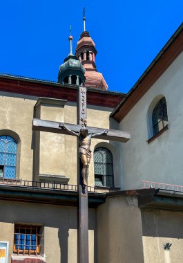 Lubliniec, Silezya, Polonya 'daki St. Michael Kilisesi önünde misyoner haçı.