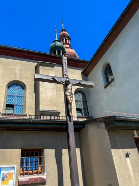 Lubliniec, Silezya, Polonya 'daki St. Michael Kilisesi önünde misyoner haçı.