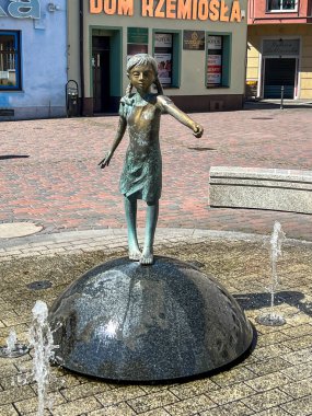 Lubliniec, Polonya, 13 Ağustos 2024: Lubliniec 'teki pazar meydanında çocukken St. Teresa Benedicta figürlü bir çeşme, çünkü çocukken orada ailesini ziyaret ederdi..