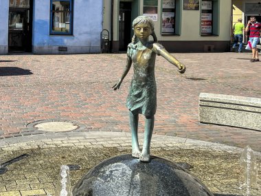 Lubliniec, Polonya, 13 Ağustos 2024: Lubliniec 'teki pazar meydanında çocukken St. Teresa Benedicta figürlü bir çeşme, çünkü çocukken orada ailesini ziyaret ederdi..