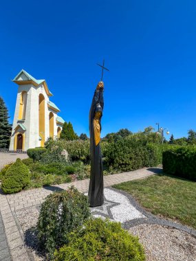Lubliniec, Polonya, 13 Ağustos 2024 Lubliniec, Polonya 'daki St. Teresa Benedicta (Edith Stein) Mabedi. Edith Stein Davut Yıldızı 'ndan çarmıha gerildi.