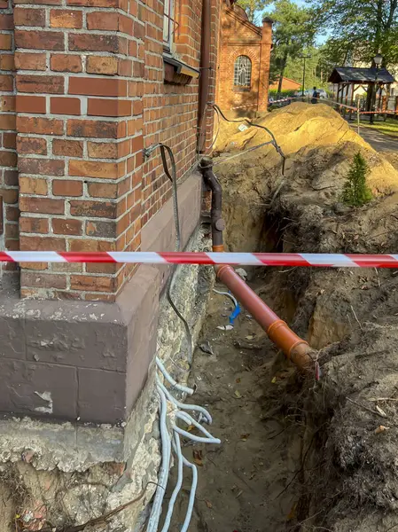 Mevcut, eski binaların temellerini neme karşı güvence altına almak. Kazı, temizlik, eklemlerin güçlendirilmesi, izolasyon ve toprakla dolum.