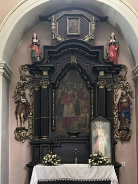 Lubliniec, Polonya, 15 Ağustos 2024: Polonya 'nın Lubliniec kentindeki St. Michael kilisesinin yenilenmesi sırasında iç mimarisi. Yan sunak.