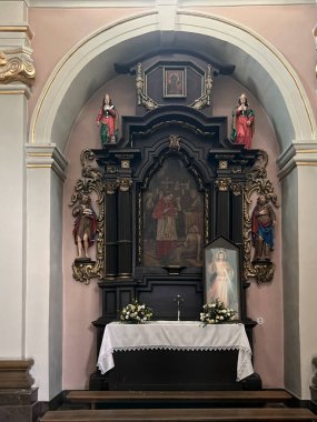 Lubliniec, Polonya, 15 Ağustos 2024: Polonya 'nın Lubliniec kentindeki St. Michael kilisesinin yenilenmesi sırasında iç mimarisi. Yan sunak.