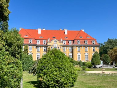 Lubliniec County, Silezya Voyvoda 'nın Kochcice kasabasındaki Ludwik Karol von Ballestrem' in eski sarayı. Şu anda Voyvoda Rehabilitasyon Merkezi 'nde..