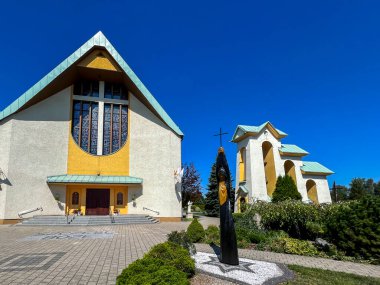 Polonya 'nın Lubliniec kentindeki St. Teresa Benedicta Kilisesi (Edith Stein) kilisesi ve mabedi.