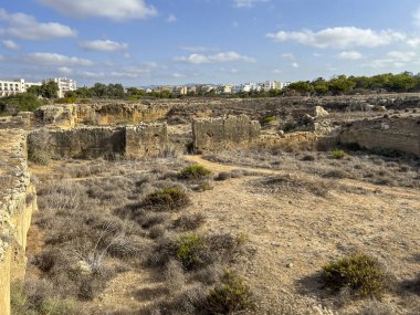 Kıbrıs Rum Kesimi 'nin Akdeniz' deki Antik Paphos Arkeoloji Alanı. Şehirlerin yıkıntıları üzerine inşa edilmiş yeni şehirler (yakın çevrede)).