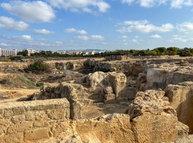 Kıbrıs Rum Kesimi 'nin Akdeniz' deki Antik Paphos Arkeoloji Alanı. Şehirlerin yıkıntıları üzerine inşa edilmiş yeni şehirler (yakın çevrede)).