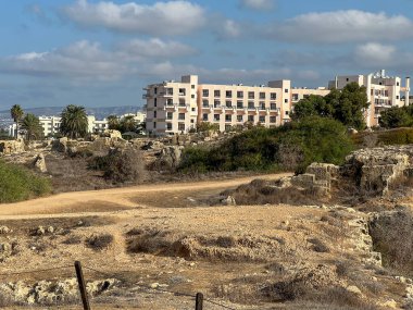 Kıbrıs Rum Kesimi 'nin Akdeniz' deki Antik Paphos Arkeoloji Alanı. Şehirlerin yıkıntıları üzerine inşa edilmiş yeni şehirler (yakın çevrede)).