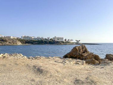 Kissonerga, Kıbrıs, 12 Ekim 2024: Kissonerga 'da Akdeniz plajı, Kıbrıs' ın Paphos ilçesi.