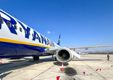 Paphos, Kıbrıs, 12 Ekim 2024: Ryanair tarafından kullanılan Boeing 737-800 uçağı, Paphos Havalimanı 'nda. Yolcular insin..