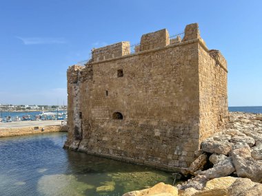 Kıbrıs Rum Kesimi 'nin Paphos limanı yakınlarındaki eski kale.