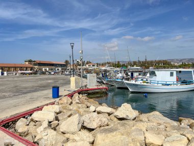 Paphos, Kıbrıs, 13 Ekim 2024: Paphos, Kıbrıs. Limanda demirli yatlar, küçük gemiler ve çeşitli liman ekipmanları var..