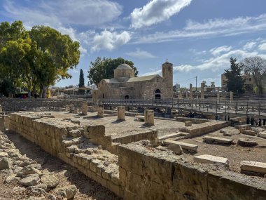 Paphos, Kıbrıs, 13 Ekim 2024: Paphos, Kıbrıs 'taki Panayia Chrysopolitissa Kilisesi. Havari Aziz Paul 'un Kıbrıs' ın Paphos kentinde kırbaçlandığı sütunun yanında. Platformlar Papa Francis 'in gelişi için yapılmıştı..