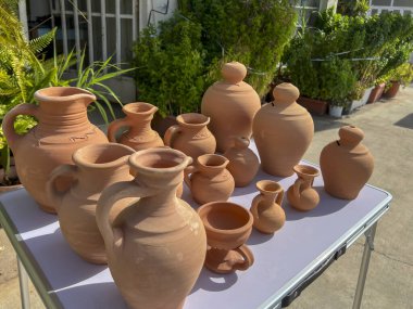 Kil kaplar, sürahiler ve vazolar, masada, satılmaya hazır. Paphos bölgesi, Kıbrıs