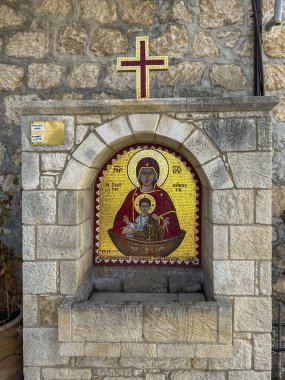 Yeroskipou, Paphos, Kıbrıs, 13.10.2024: Kıbrıs Rum Kesimi Büyükşehir Ortodoks Kilisesi 'ne bağlı Aziz Paraskeva kilisesinin yanındaki duvarda Meryem' in İkonu.