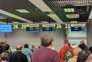Katowice, Polonya, 12 Ekim 2024: Polonya 'daki Katowice Pyrzowice Havaalanı' nın kalkış salonu. Ryanair düşük maliyetli havayolları için bagaj teslim noktası.