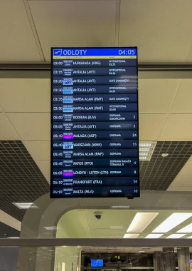 Katowice, Polonya, 12 Ekim 2024: Polonya 'daki Katowice Pyrzowice Havaalanı' ndan kalkan uçaklar.