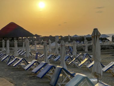 Kıbrıs 'ın Paphos ilçesindeki Kissonerga plajında Akdeniz' de gün batımı.