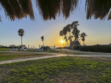Kıbrıs 'ın Paphos ilçesindeki Kissonerga plajında Akdeniz' de gün batımı.