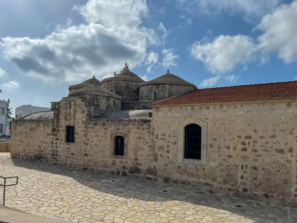 Yeroskipou 'daki Ortodoks Kilisesi, Kıbrıs Ortodoks Kilisesi' nin Paphos metropolüne bağlı Saint Paraskeva 'ya adanmıştır..