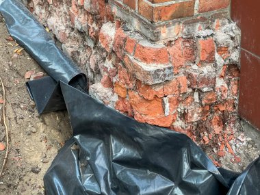 Mevcut, eski binaların temellerini neme karşı güvence altına almak. Kazı, temizlik, eklemlerin güçlendirilmesi, izolasyon ve toprakla dolum.