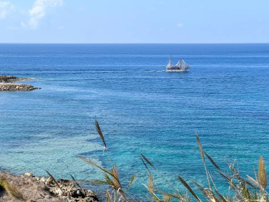 Kıbrıs Rum Kesimi 'nin Kissonerga bölgesinde Akdeniz kıyısına yakın bir yelkenli yatı denize açılıyor