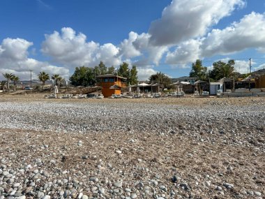 Kıbrıs Rum Kesimi Kissonergia bölgesinde Akdeniz kıyısında halka açık, kayalık bir plaj.