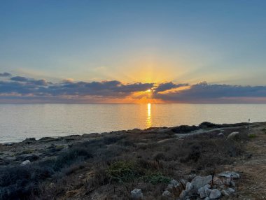 Kıbrıs 'ın Paphos ilçesindeki Kissonerga plajında Akdeniz' de gün batımı.