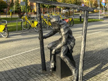 Tarnowskie Gory, Polonya, 11 Ekim 2024: Tarnowskie Gory, Polonya 'daki otobüs terminalinin önündeki bir madenci anıtı (yerel: Gwarek).