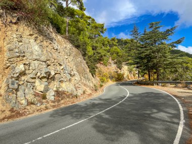 Dağ manzarası, Kıbrıs 'taki Troodos Dağları' ndaki Kykkos Manastırı alanı